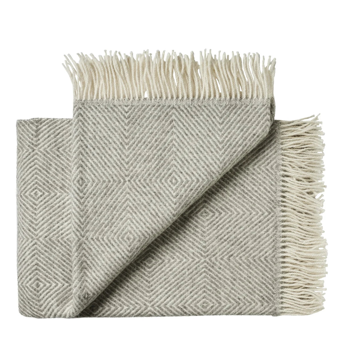 Fanø plaid fra Silkeborg Uldspinderi i Light Nordic Grey, 140x240 cm, fremstillet i skandinavisk og New Zealandsk uld – køb hos butikalrum.dk.