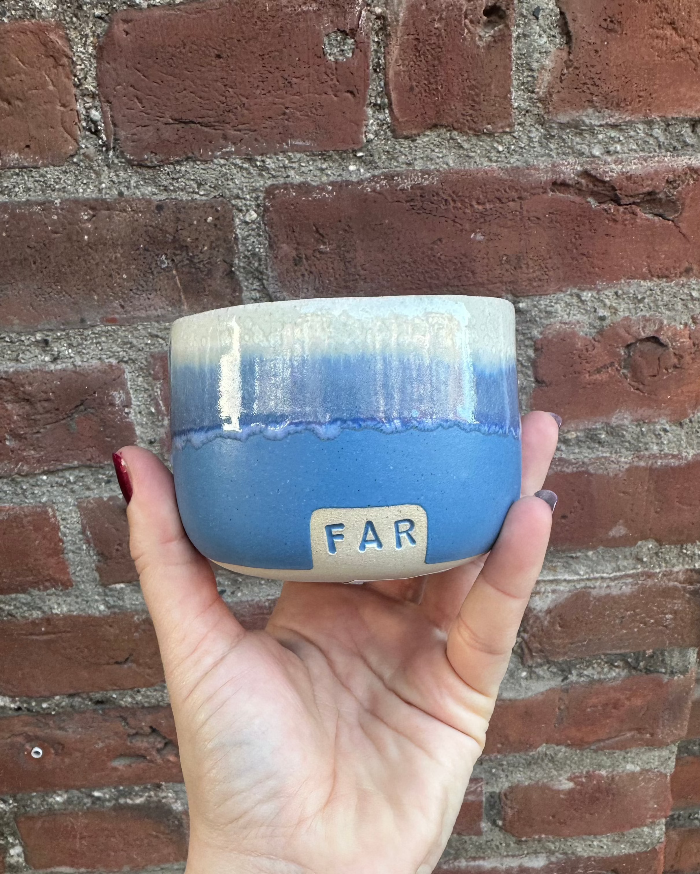 ALT-tekst: Keramikkopper fra Vaarhus Ceramicks i fine farvekombinationer med sjove og søde tekster.