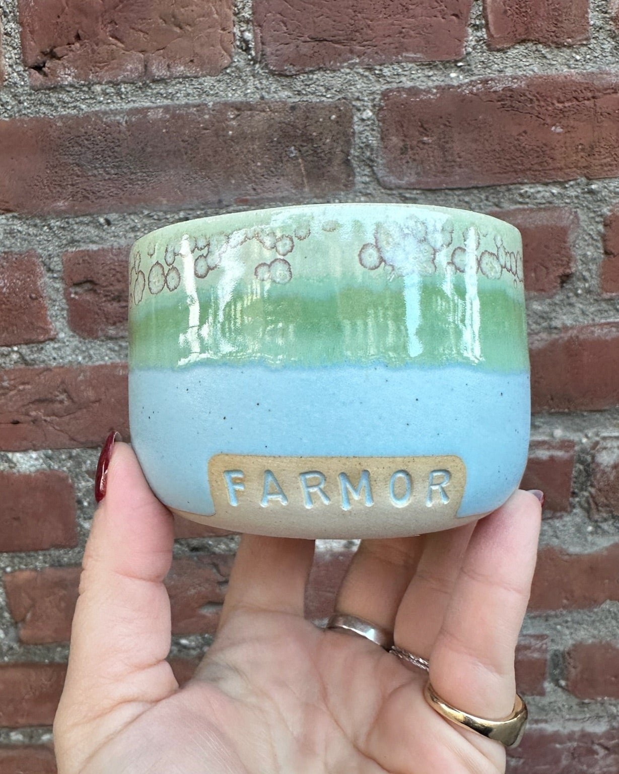ALT-tekst: Keramikkopper fra Vaarhus Ceramicks i fine farvekombinationer med sjove og søde tekster.