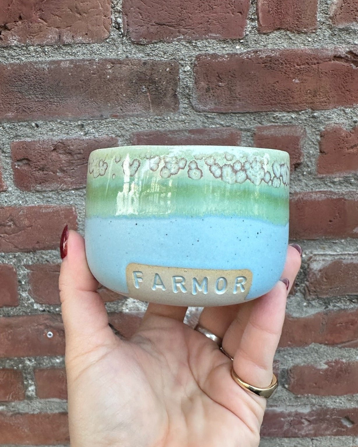 ALT-tekst: Keramikkopper fra Vaarhus Ceramicks i fine farvekombinationer med sjove og søde tekster.