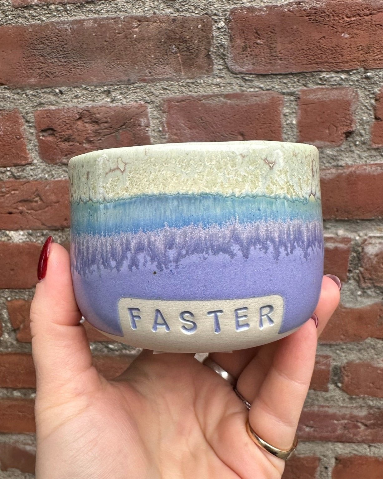 Keramikkopper fra Vaarhus Ceramicks i fine farvekombinationer med sjove og søde tekster.