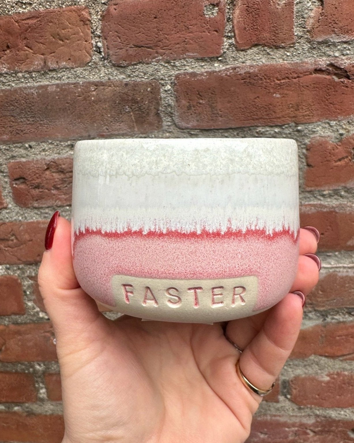 Keramikkopper fra Vaarhus Ceramicks i fine farvekombinationer med sjove og søde tekster.