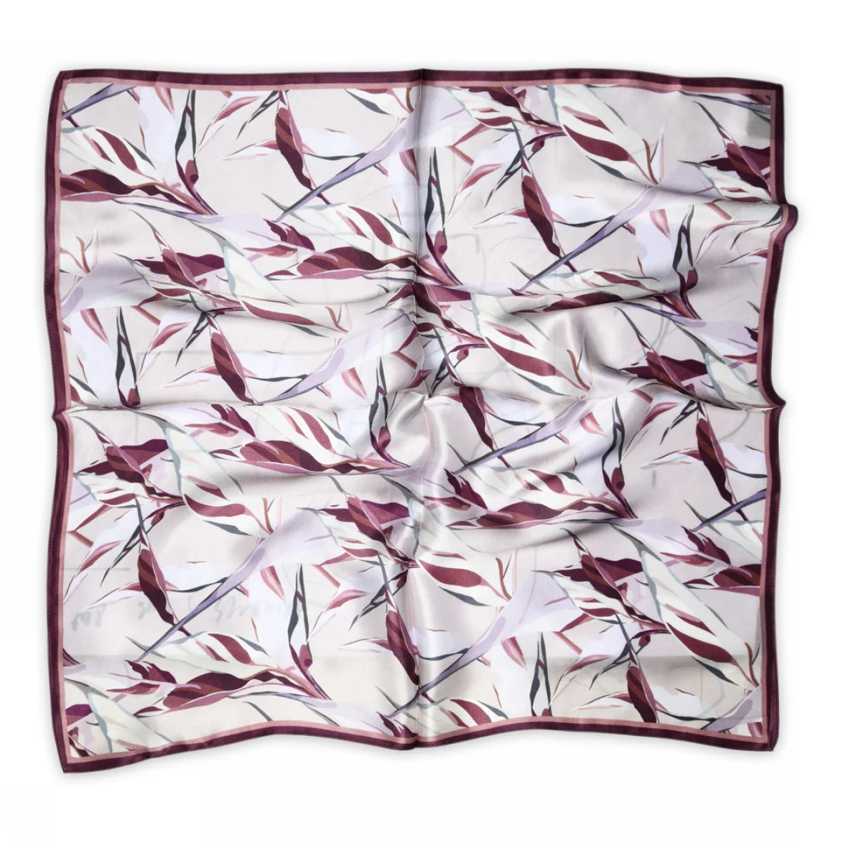 Køb firkantet silketørklæde fra SneakyFox hos Butikalrum.dk – 100% silke med naturmønster og rosa kant, måler 68x68 cm.