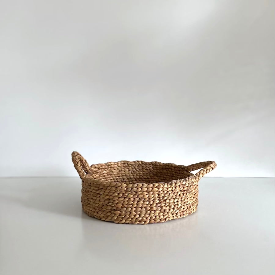 Håndflettet bakke kurv i vandhyacint Ø35 cm – flad, rund og naturlig kurv til servering eller opbevaring.