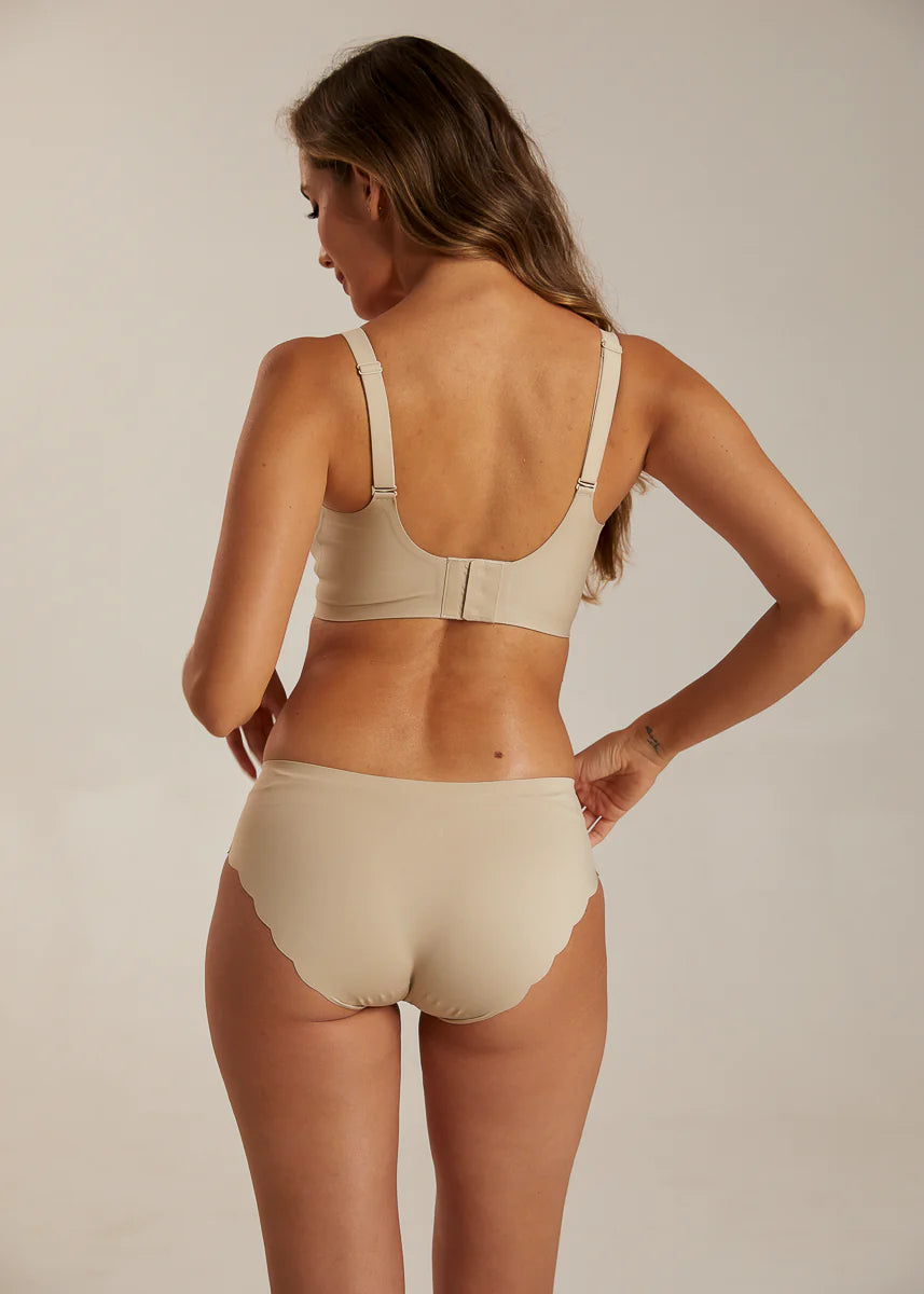 FlexiComfort V2 bøjlefri BH i sand fra FemiFemme med sømløs pasform og naturlig støtte – køb hos Butik Alrum på Amager eller online på butikalrum.dk.
