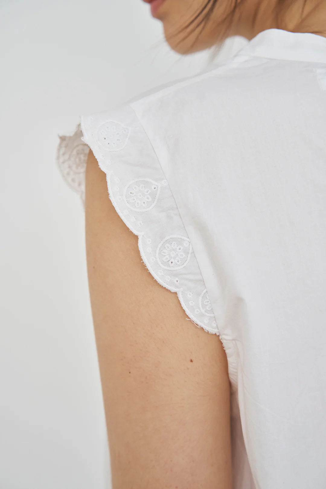 Flora top fra Care by me. Flotte detaljer af broderi anglaise med inspiration fra påfuglen.