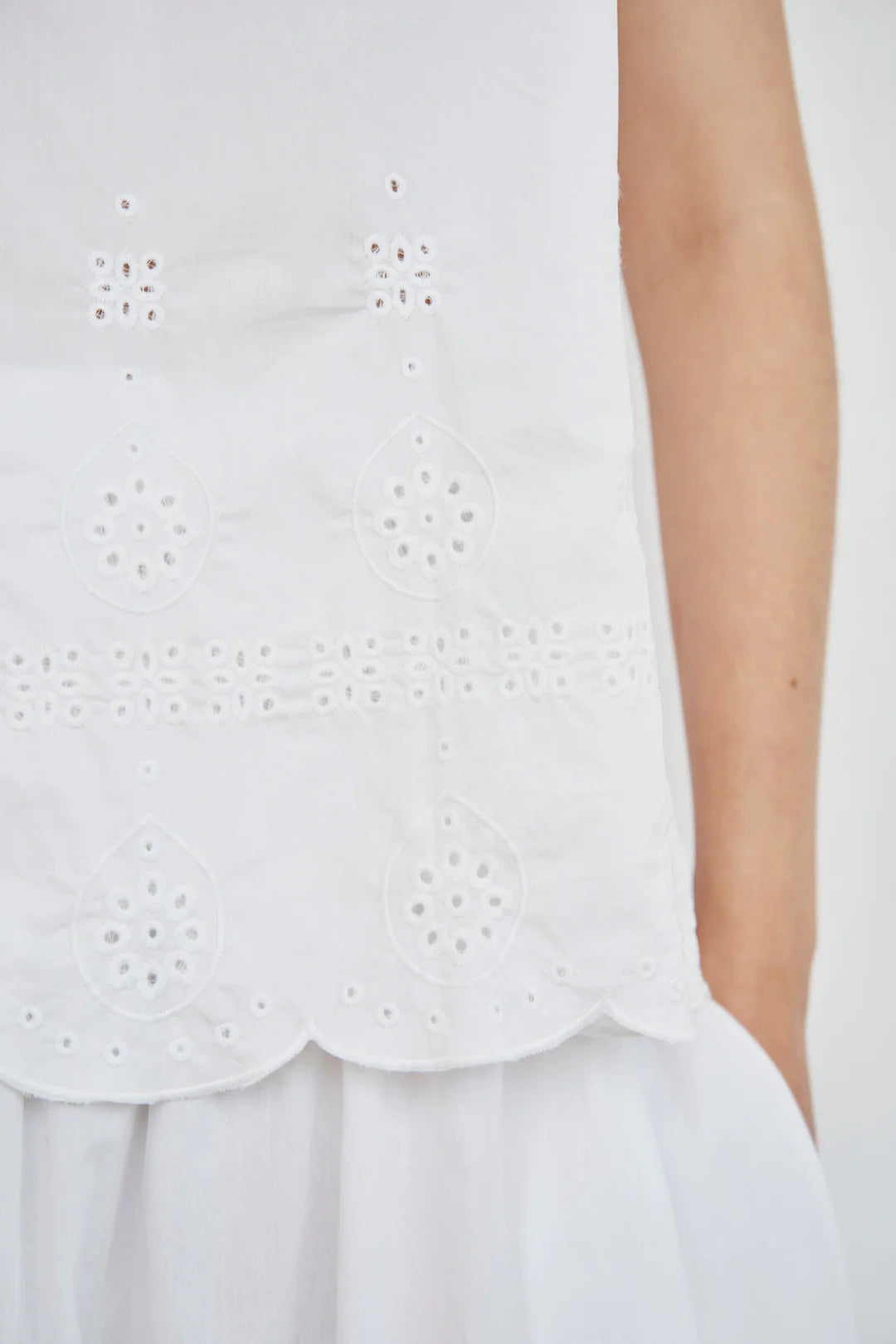 Flora top fra Care by me. Flotte detaljer af broderi anglaise med inspiration fra påfuglen.