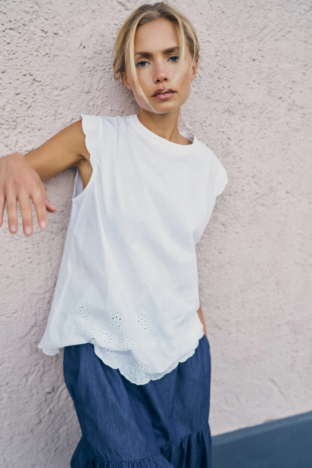 Flora top fra Care by me. Flotte detaljer af broderi anglaise med inspiration fra påfuglen.