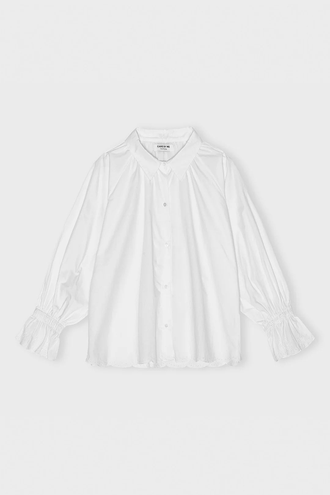 Flora skjorte fra carebyme med flotte broderi anglaise detaljer. Om vinteren er det ideelt at komme en skjorte eller vest udenpå, så de smukke ærmer vises.
