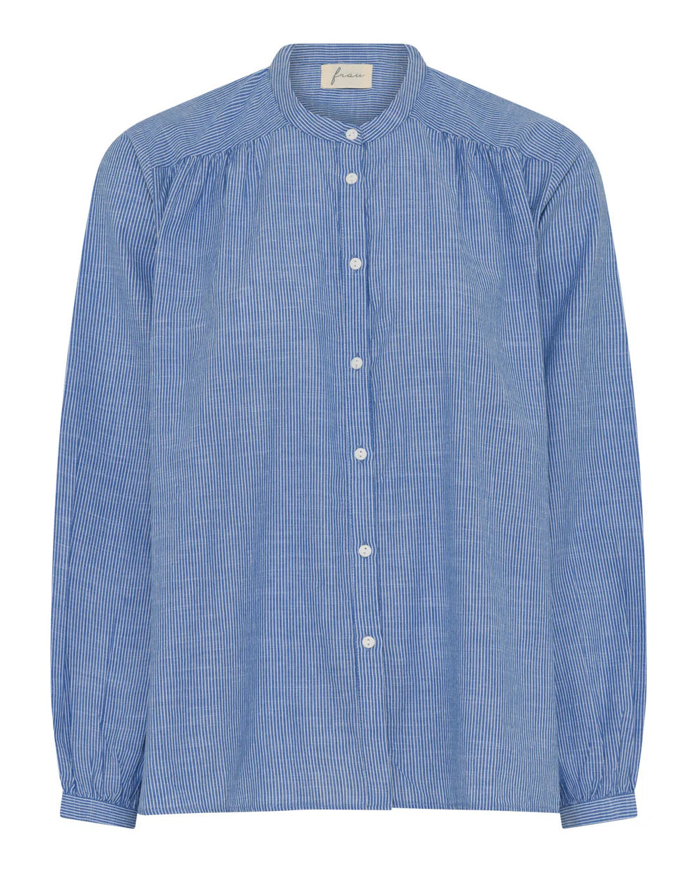 Florence skjorte i farven medium blue stripe med kinakrave og feminine rynkedetaljer ved skulder og ærmer | Køb hos butikalrum.dk