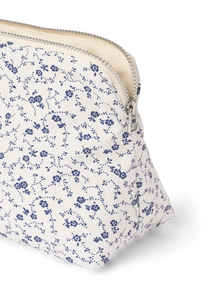 Celia toilettaske i hvid bomuld med blå blomster og lynlås