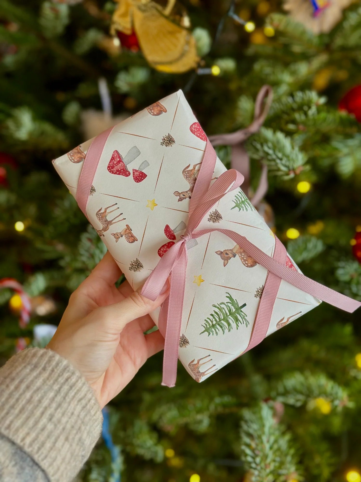 Gavepapir på rulle med Bambi-motiv af Annemette Voss Fridthjof – køb hos butikalrum.dk