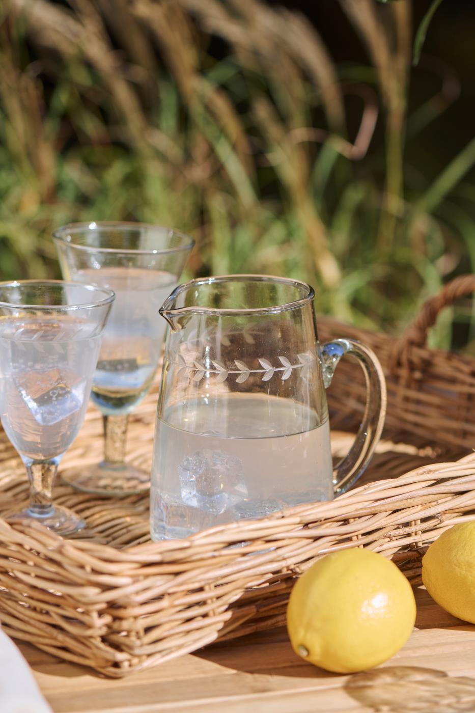 Kande i klart glas med hank og bladranke – køb hos butikalrum.dk