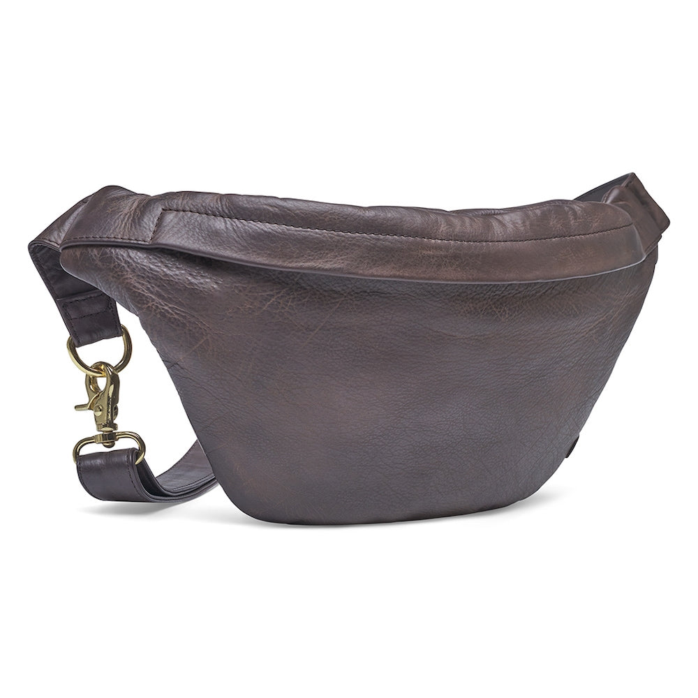 Golden Chic Bumbag fra Depeche i Coffee, fremstillet i 100% kalveskind med justerbar rem, guldfarvede detaljer og indvendig lynlåslomme – køb hos butikalrum.dk.