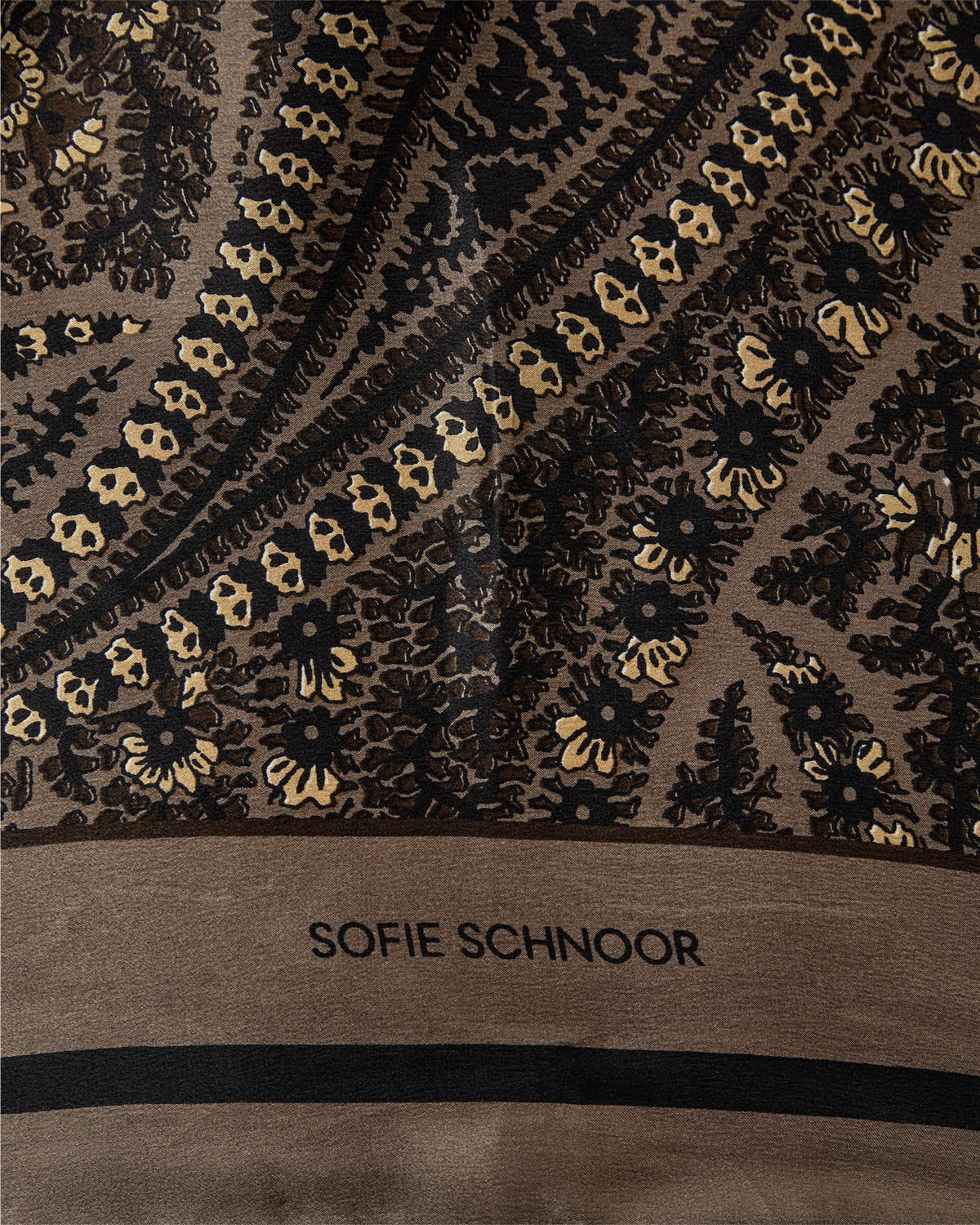 HAISW silketørklæde fra Sofie Schnoor i Brown med multifarvet print i varme bruntoner – køb hos butikalrum.dk.