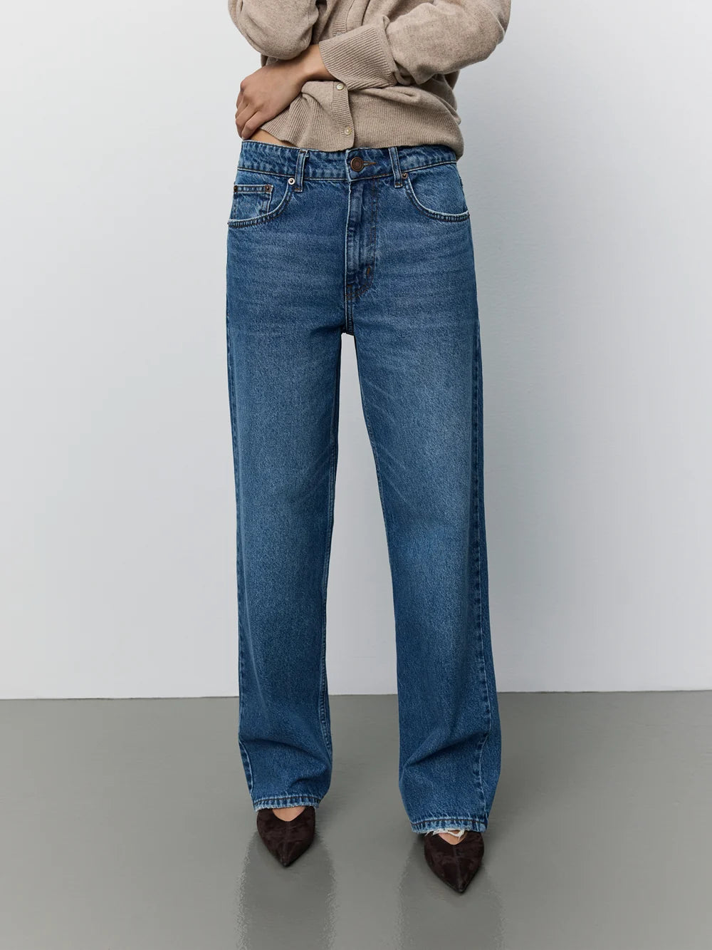 RIOSW jeans fra Sofie Schnoor i Denim Blue med mellemhøj talje og straight pasform – køb hos butikalrum.dk.
