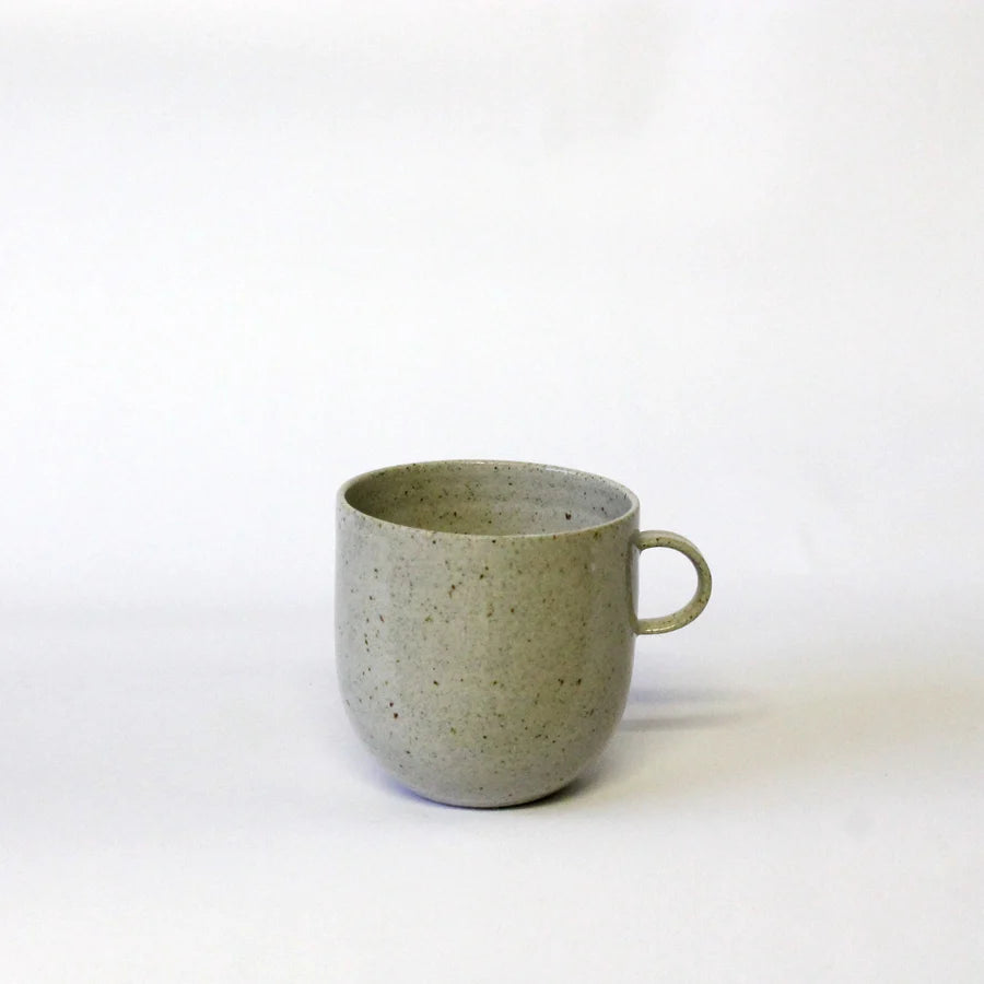 Hånddrejet kaffekop i stentøj fra Anna Bystrup Keramik – køb hos butikalrum.dk