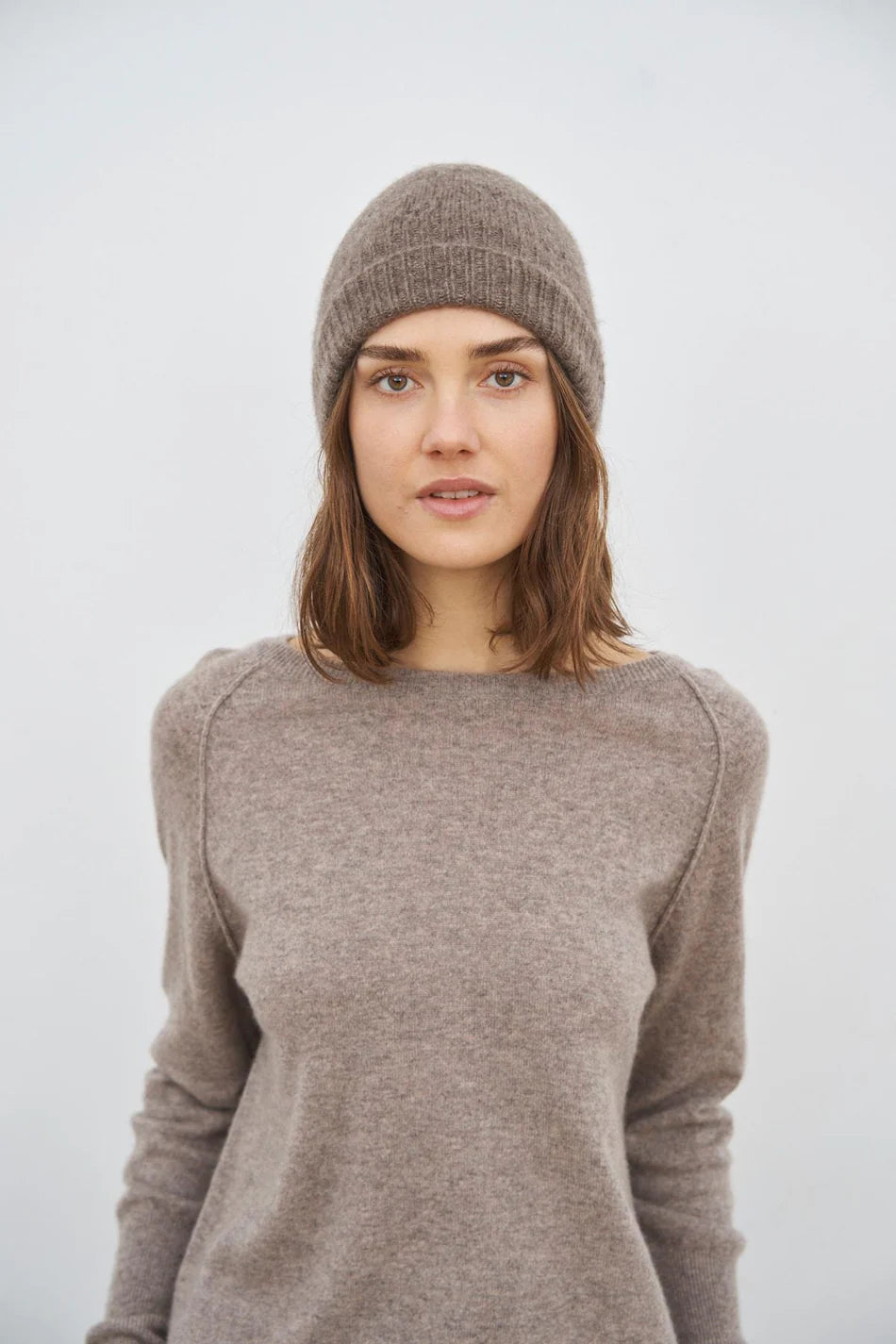 Elegant Harmonie hue fra Care by Me i blød cashmere/silke-blanding med feminint mønster, håndlavet i Kathmandu, Nepal