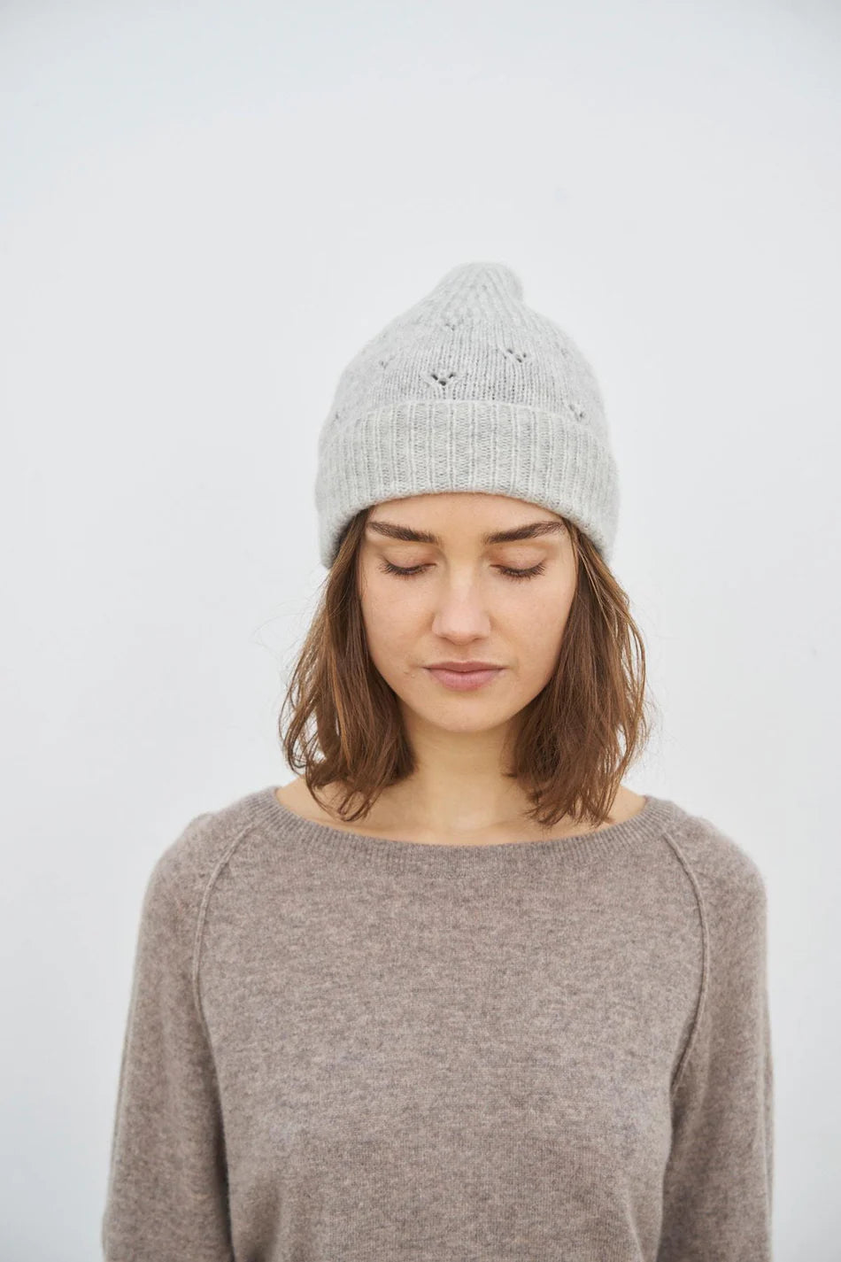 Harmonie hue i light grey fra Care By Me – blød cashmere/silke-hue, køb hos butikalrum.dk