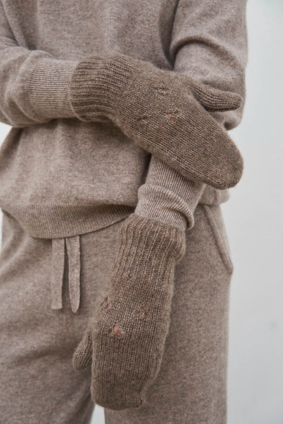 Harmonie luffer i hazelnut fra Care By Me – bløde cashmere/silke-luffer, køb hos butikalrum.dk