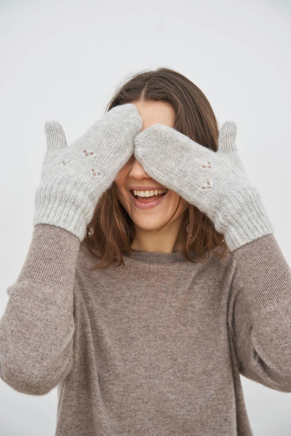 Harmonie luffer i light grey fra Care By Me – bløde cashmere/silke-luffer, køb hos butikalrum.dk