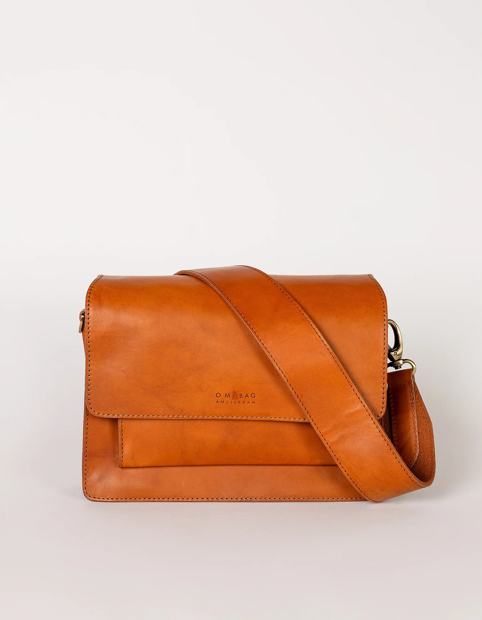 Harper Midi taske i Cognac fra O My Bag med harmonikadesign, to remme og praktiske rum – en elegant lædertaske til enhver anledning.