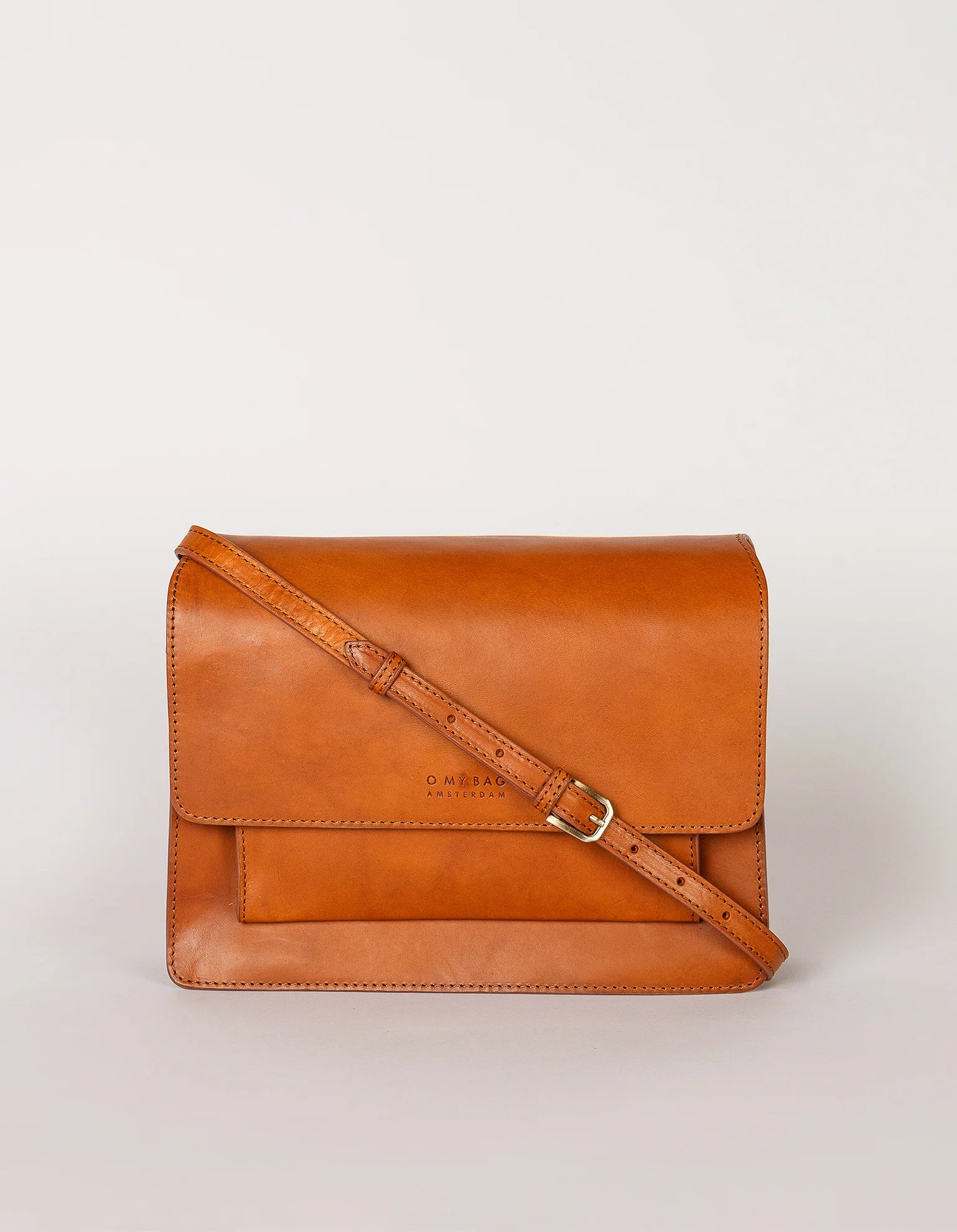 Harper Midi taske i Cognac fra O My Bag med harmonikadesign, to remme og praktiske rum – en elegant lædertaske til enhver anledning.