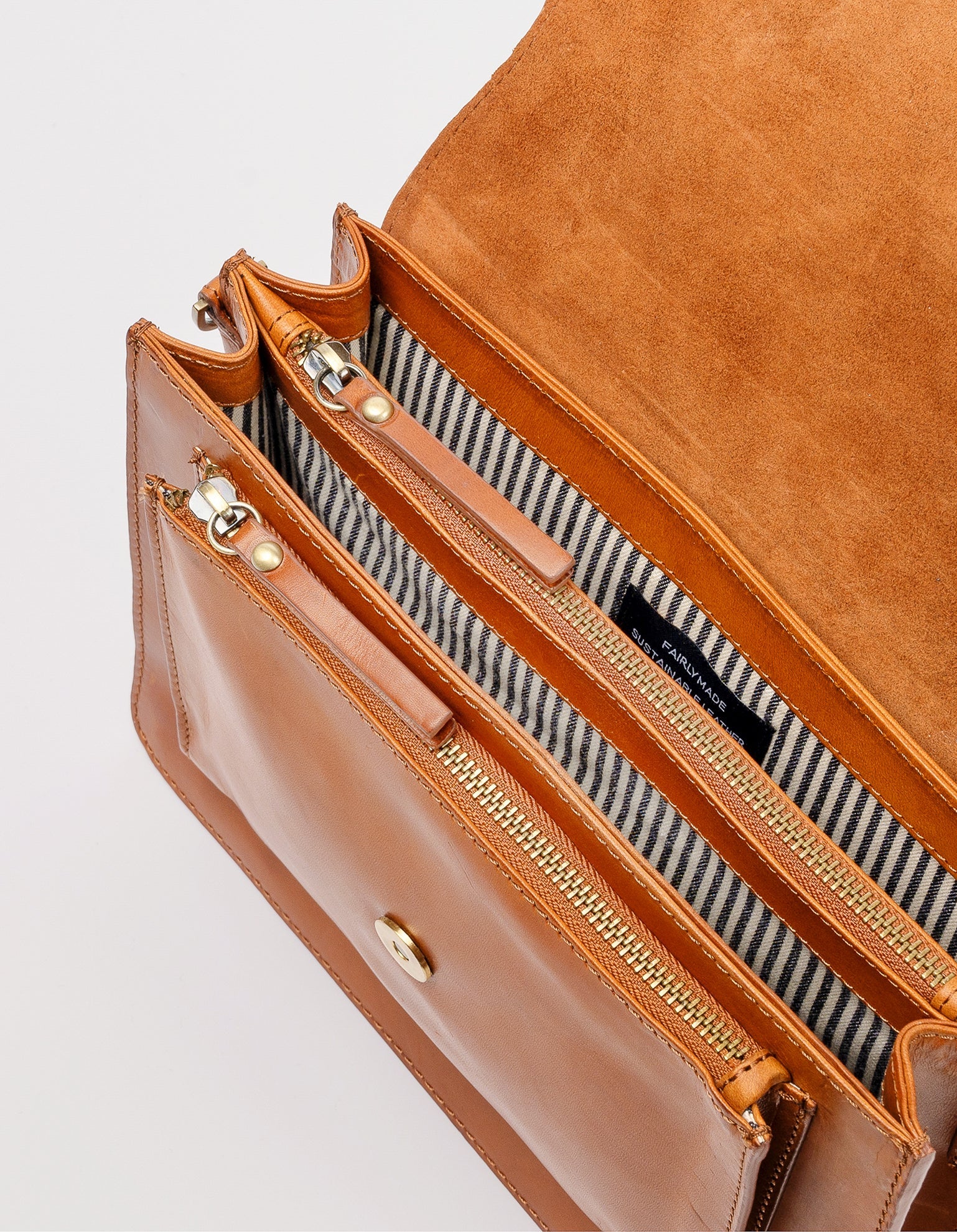 Harper Midi taske i Cognac fra O My Bag med harmonikadesign, to remme og praktiske rum – en elegant lædertaske til enhver anledning.