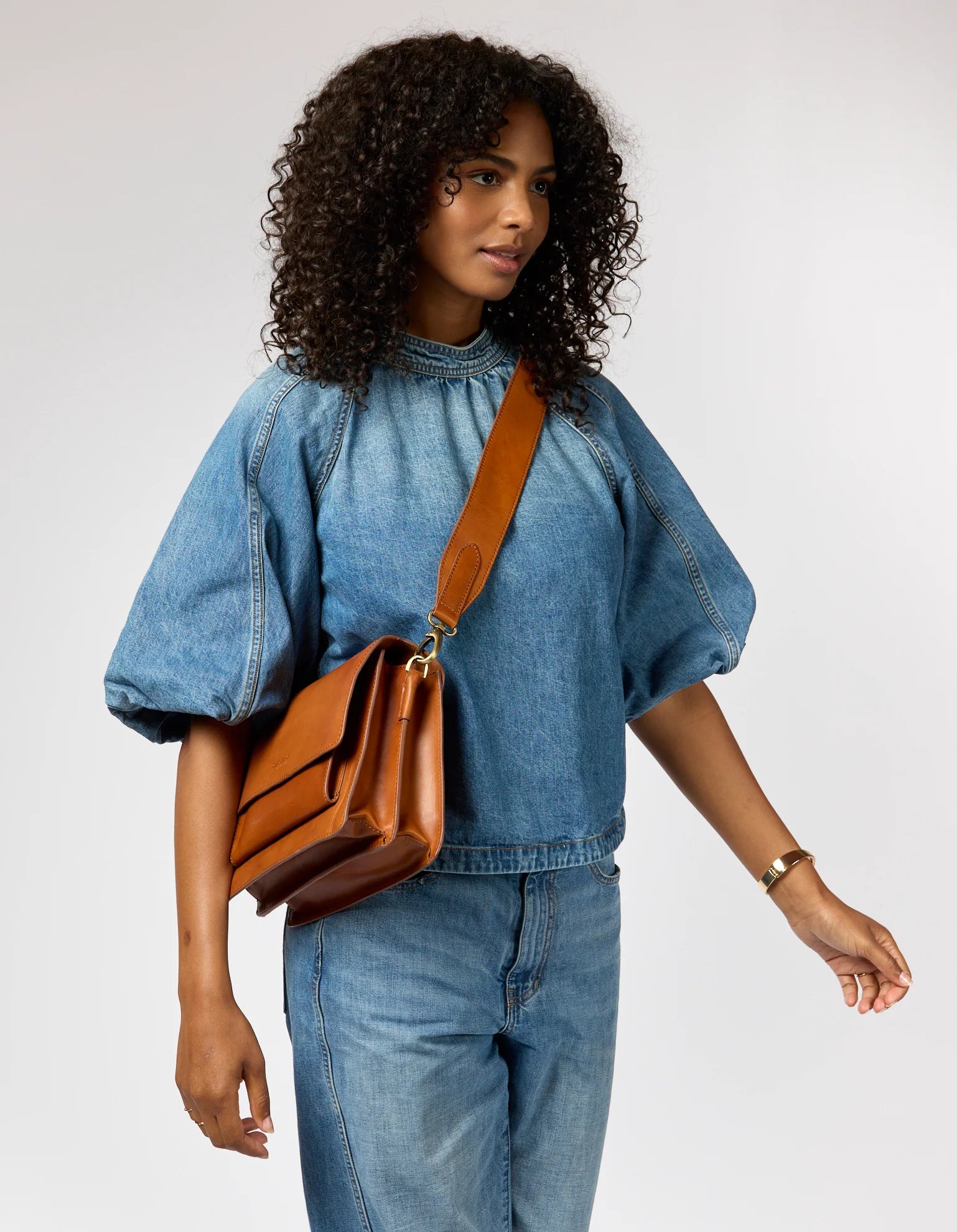 Harper Midi taske i Cognac fra O My Bag med harmonikadesign, to remme og praktiske rum – en elegant lædertaske til enhver anledning.