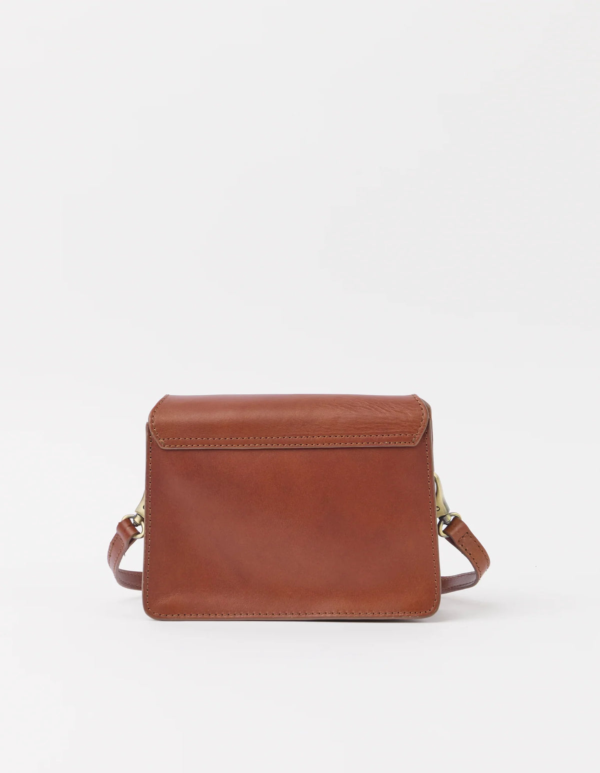 Harper Mini taske i Cognac fra O My Bag med to remme, magnetlukning og elegant læderdesign – en tidløs mini-taske til hverdagen.