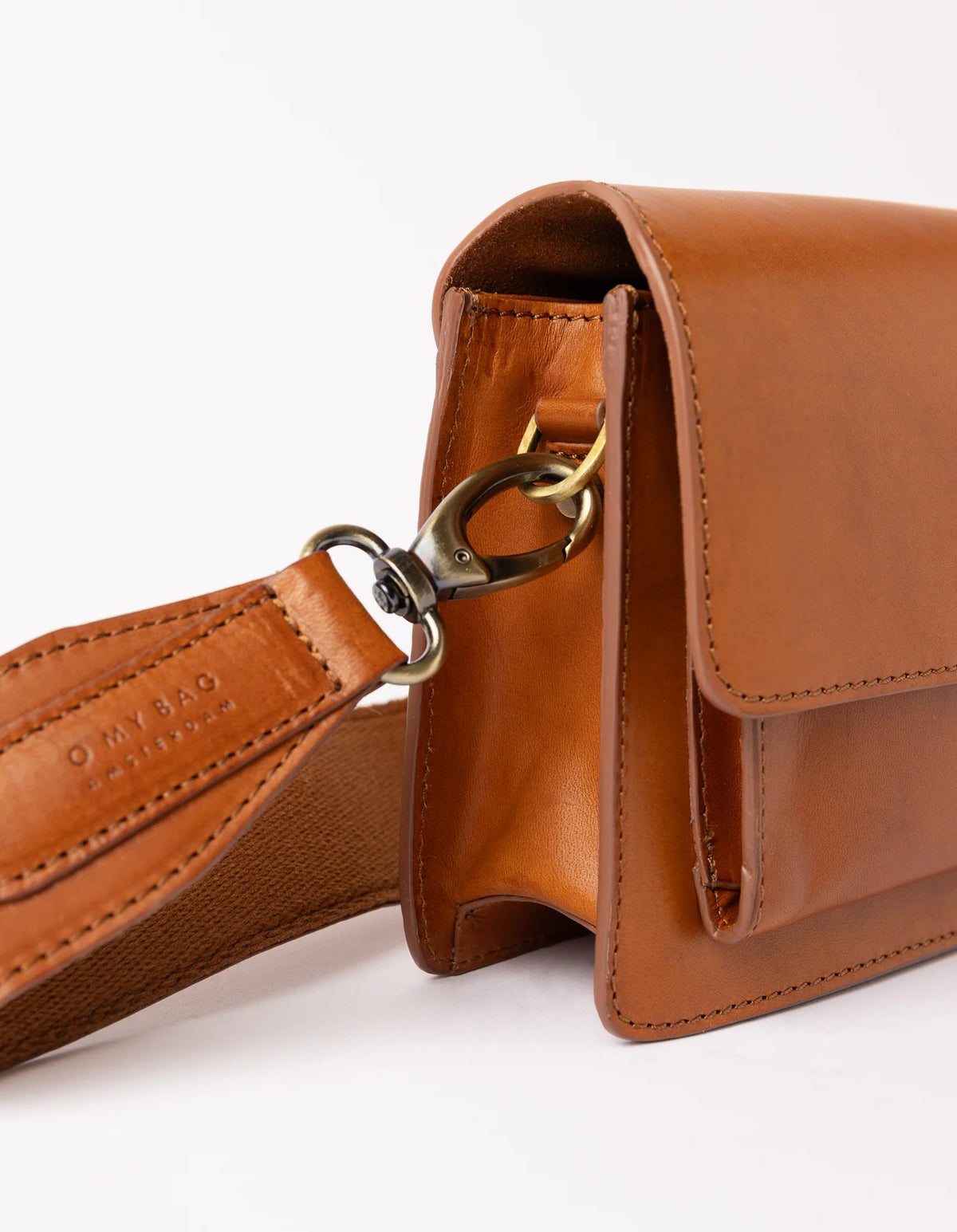 Harper Mini taske i Cognac fra O My Bag med to remme, magnetlukning og elegant læderdesign – en tidløs mini-taske til hverdagen.