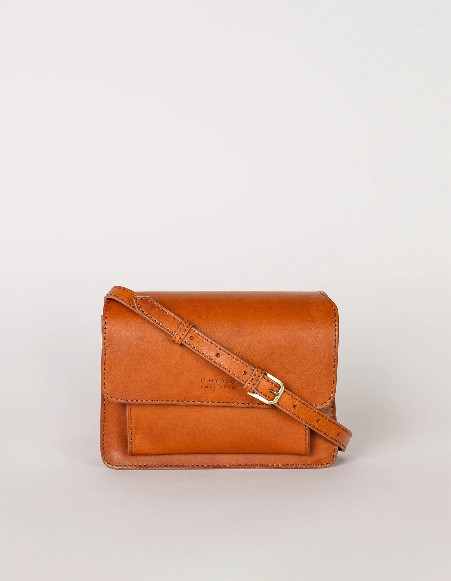 Harper Mini taske i Cognac fra O My Bag med to remme, magnetlukning og elegant læderdesign – en tidløs mini-taske til hverdagen.