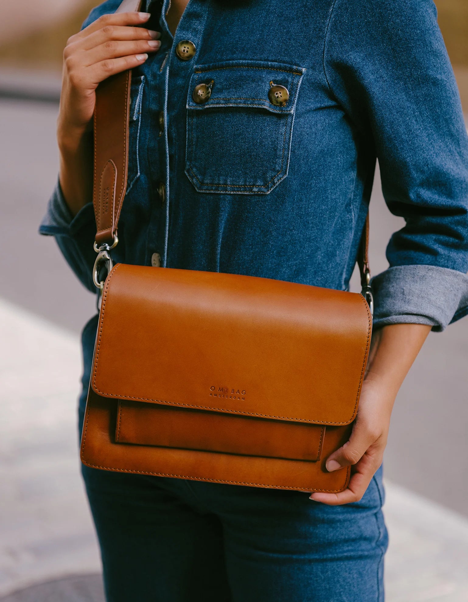 Harper Midi taske i Cognac fra O My Bag med harmonikadesign, to remme og praktiske rum – en elegant lædertaske til enhver anledning.