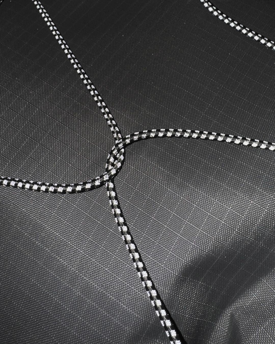 HAZE halvmåne taske i nylon med reflekterende elastisk bungee, lynlåslomme og justerbar skulderstrop. Perfekt til hverdag og eventyr.