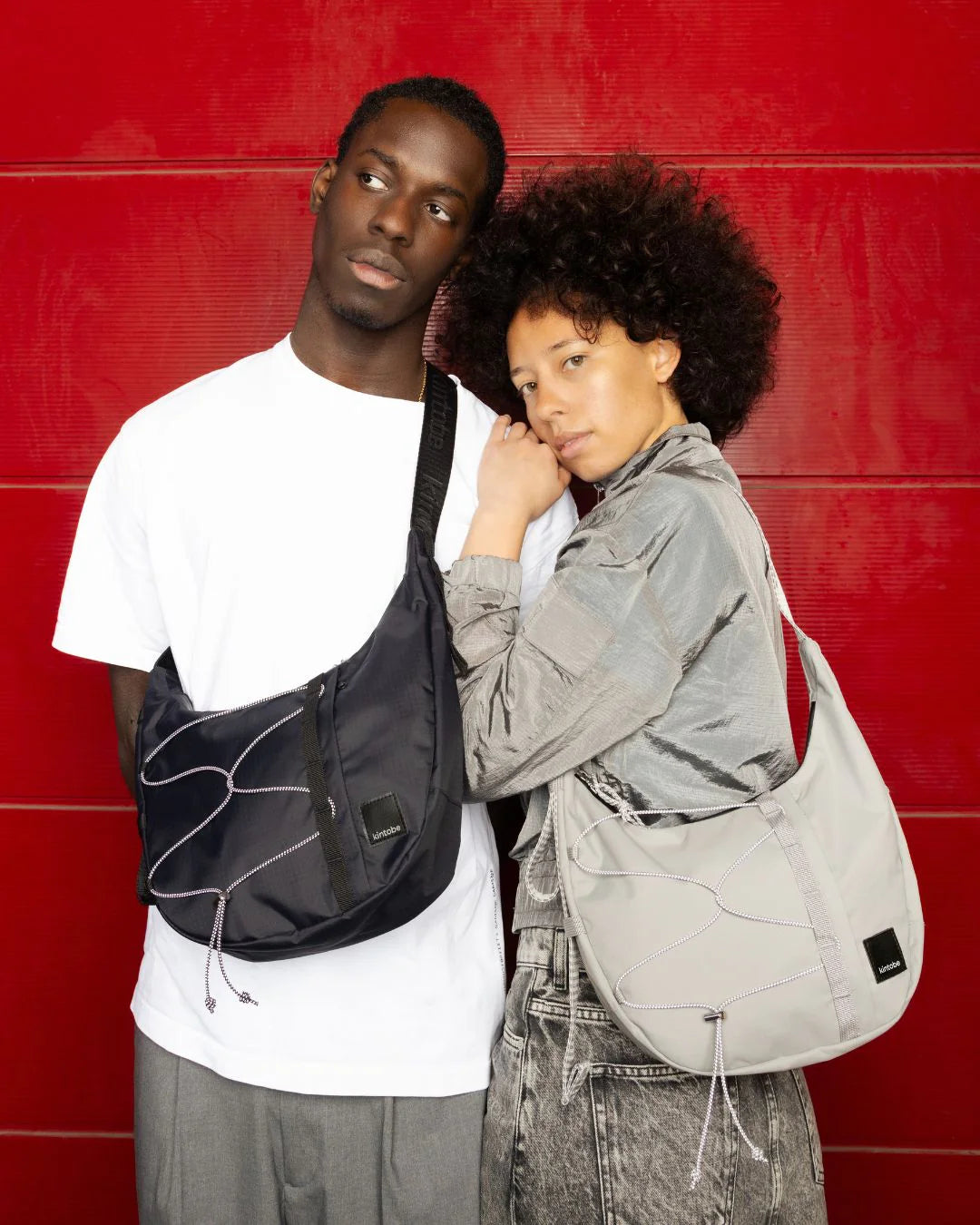 HAZE halvmåne taske i nylon med reflekterende elastisk bungee, lynlåslomme og justerbar skulderstrop. Perfekt til hverdag og eventyr.