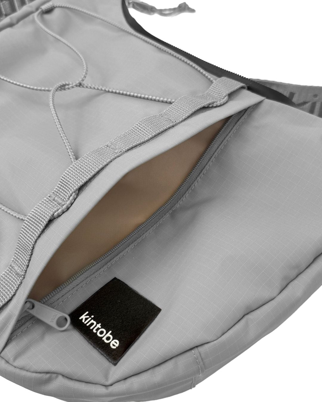 HAZE halvmåne taske i nylon med reflekterende elastisk bungee, lynlåslomme og justerbar skulderstrop. Perfekt til hverdag og eventyr.