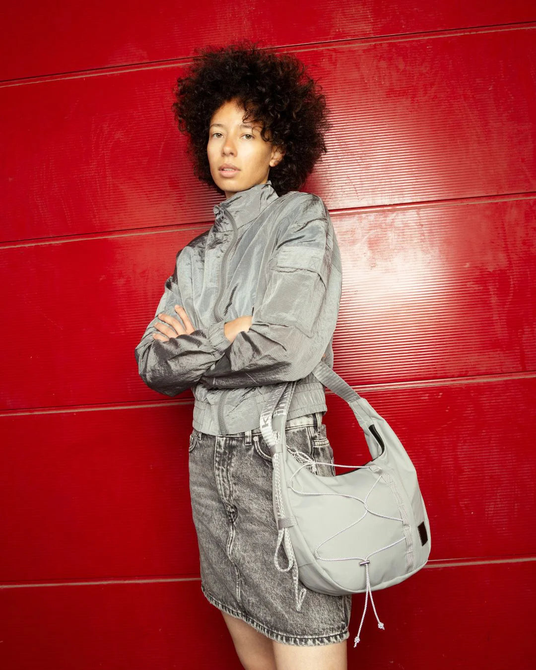 HAZE halvmåne taske i nylon med reflekterende elastisk bungee, lynlåslomme og justerbar skulderstrop. Perfekt til hverdag og eventyr.