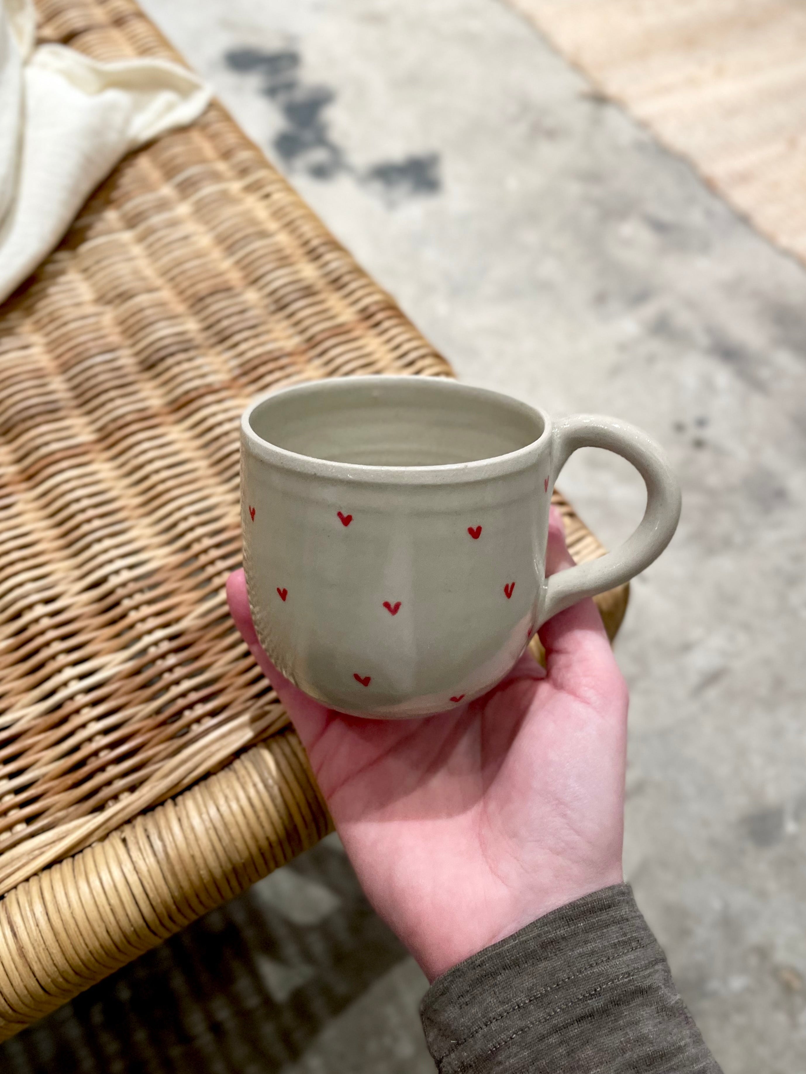 Hjertekop med små røde hjerter og hank fra Victoria Juul – køb hos butikalrum.dk