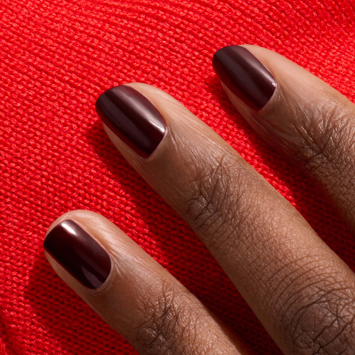 Manucurist Green Nail Polish i Hollyhock Black Red, 15 ml, dyb sort-rød neglelak – køb hos butikalrum.dk.