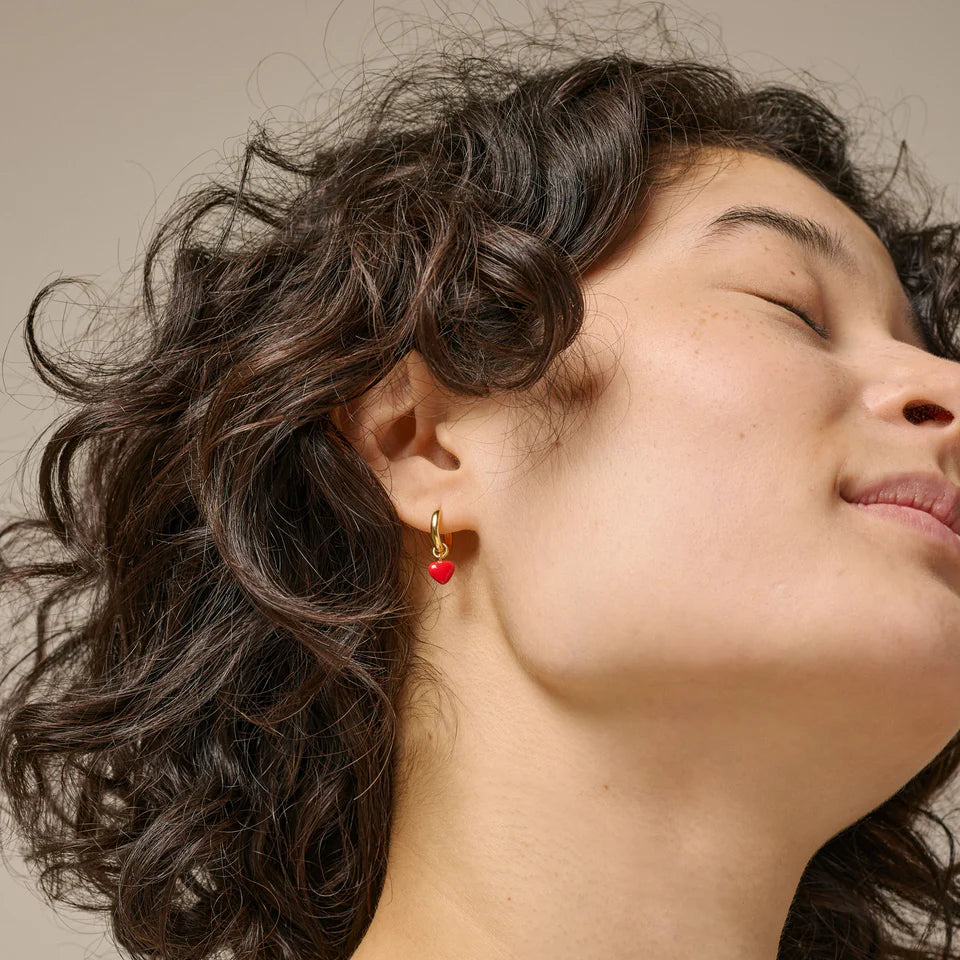 Amore Hoops Red fra ENAMEL Copenhagen – 18 karat guldbelagt sølv med røde emaljehjerter, køb hos butikalrum.dk