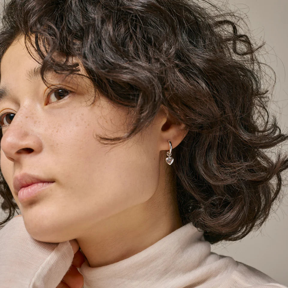 Amore Hoops fra ENAMEL Copenhagen i 925 sterlingsølv med hjertevedhæng – køb hos butikalrum.dk