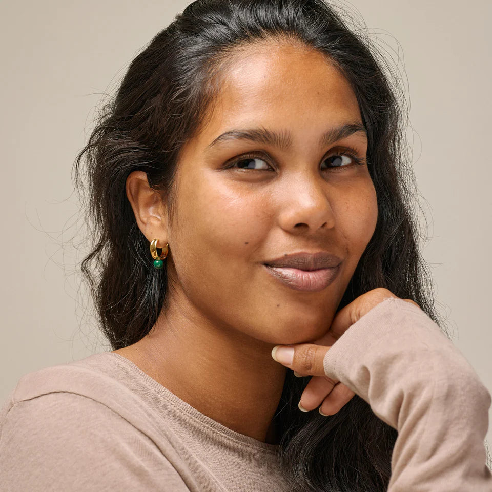 Avaya Hoop øreringe med bølget overflade og petrolfarvet emaljekugle fra Enamel