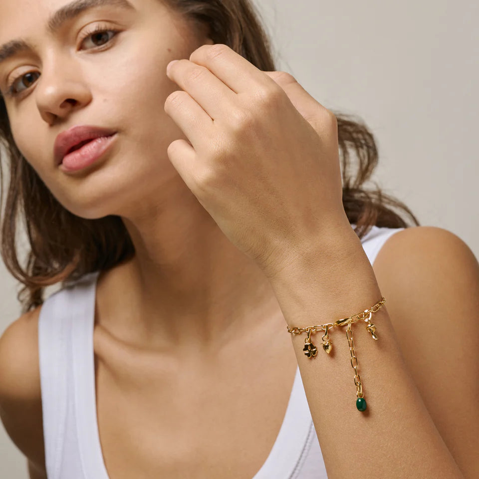 Forgyldt sterling sølv vedhæng formet som lille jordbær.