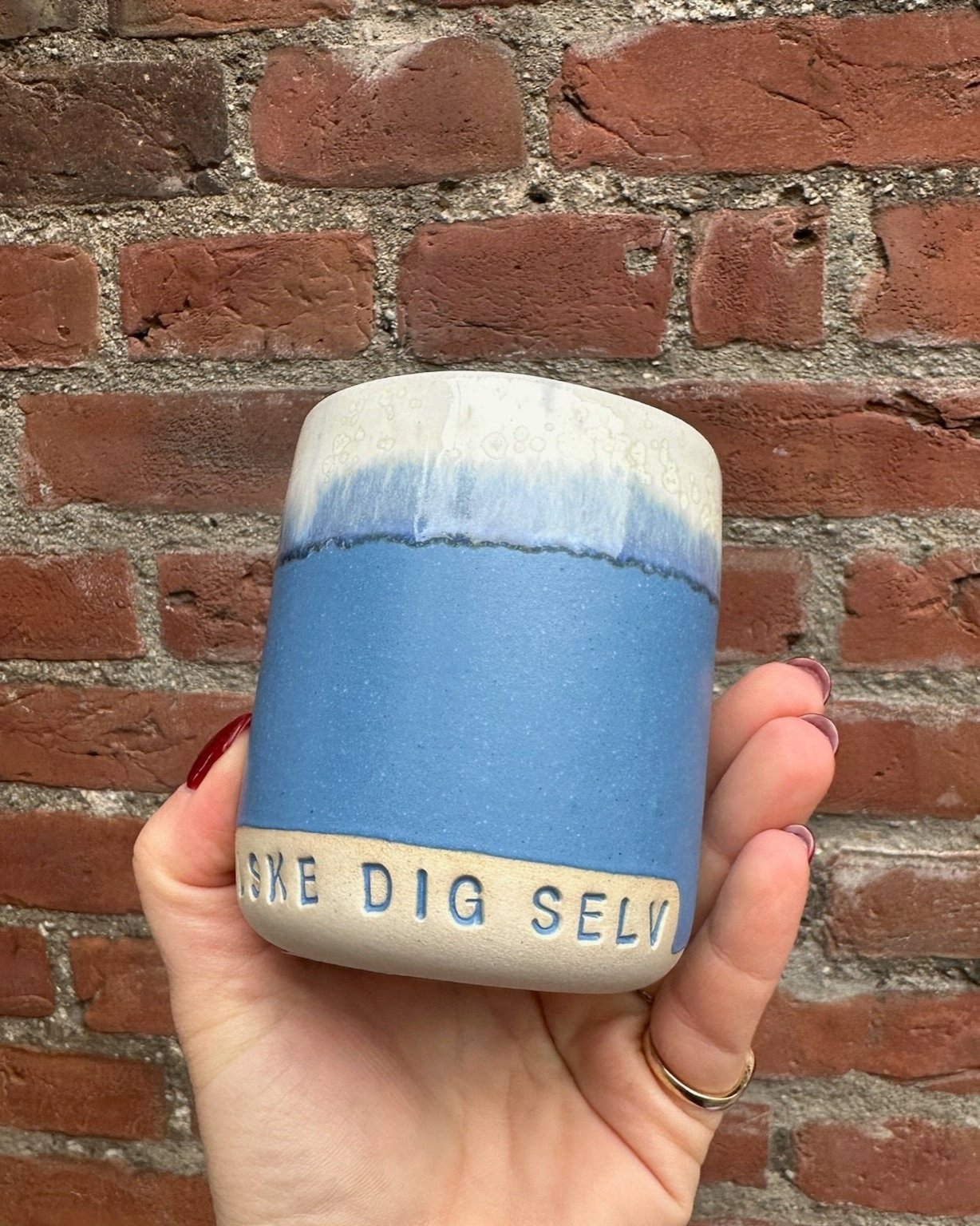 Keramikkopper fra Vaarhus Ceramicks i fine farvekombinationer med sjove og søde tekster.