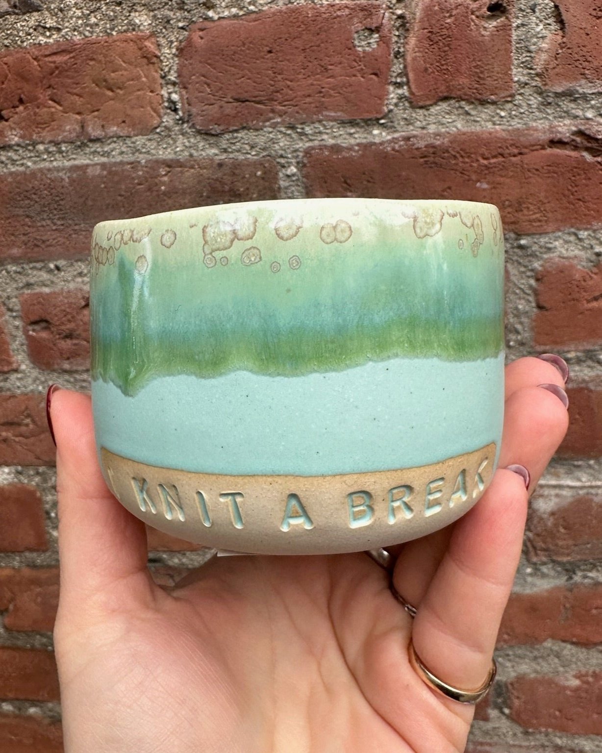 Keramikkopper fra Vaarhus Ceramicks i fine farvekombinationer med sjove og søde tekster.