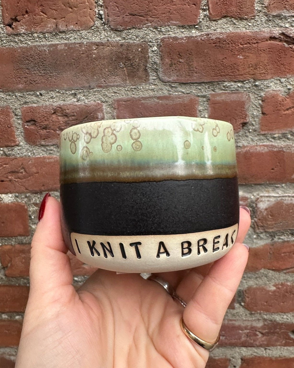 Keramikkopper fra Vaarhus Ceramicks i fine farvekombinationer med sjove og søde tekster.