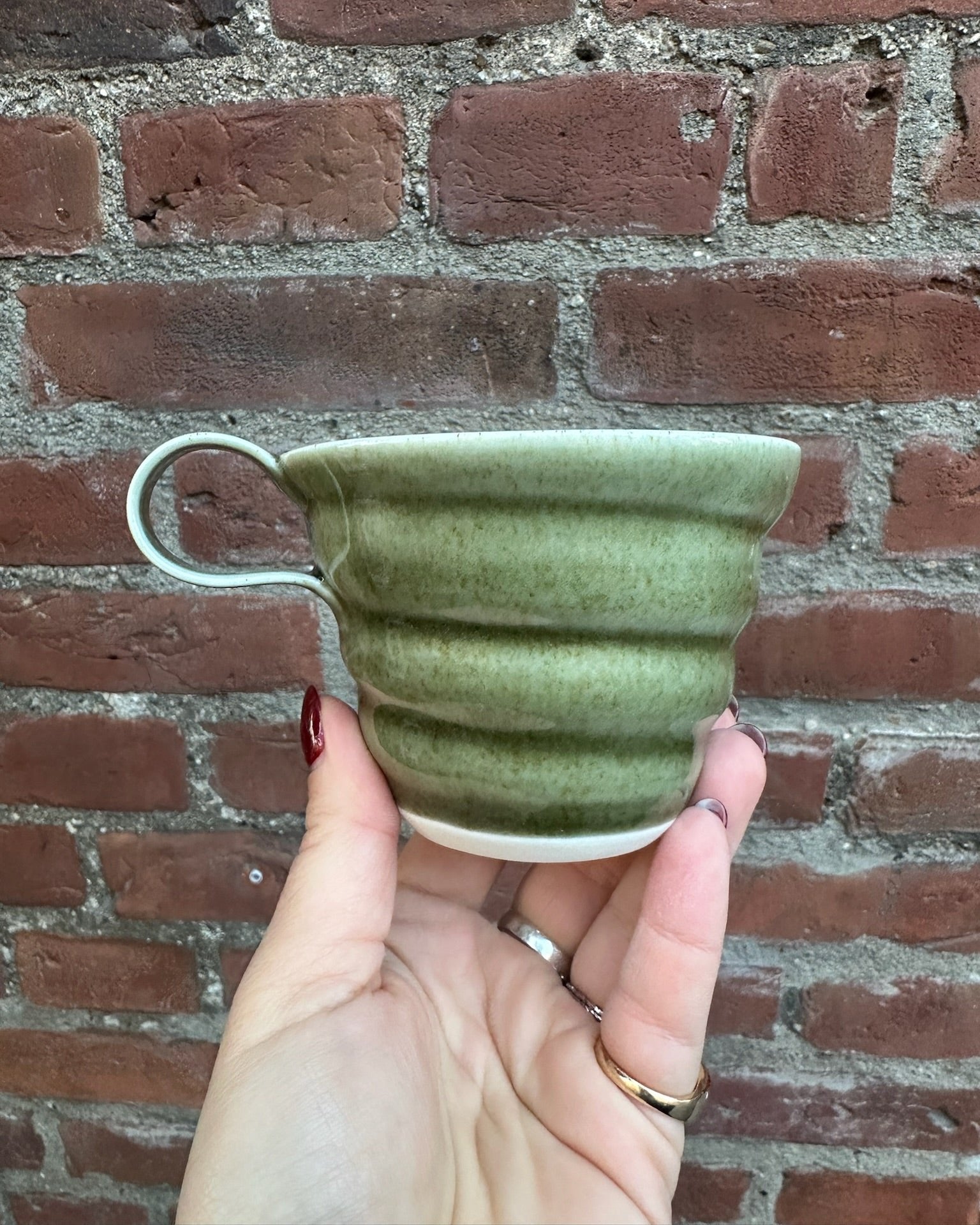 Håndlavet spiralkop i mosgrøn fra Rikke Mangelsen.