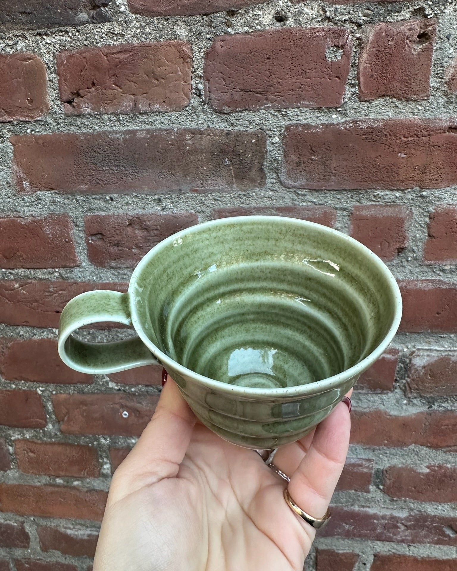 Håndlavet spiralkop i mosgrøn fra Rikke Mangelsen.