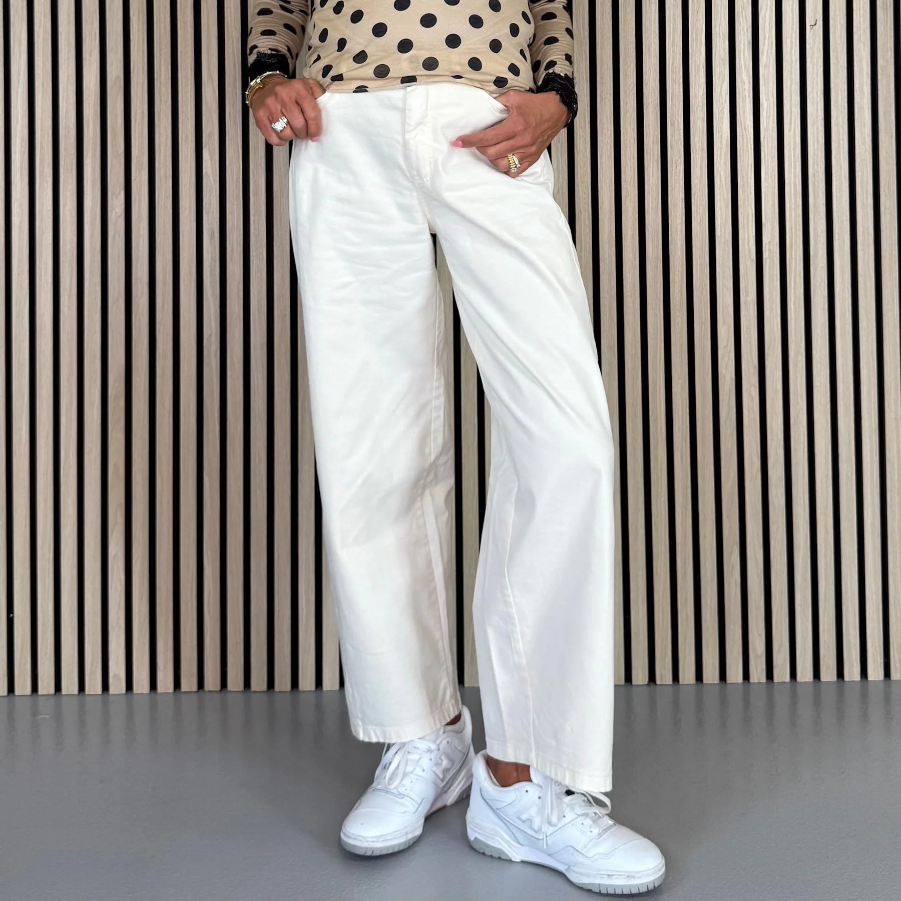 Jude barrel jeans i hvid 98% bomuld og 2% elastan moderne og komfortable jeans med loose fit - køb hos butikalrum.dk