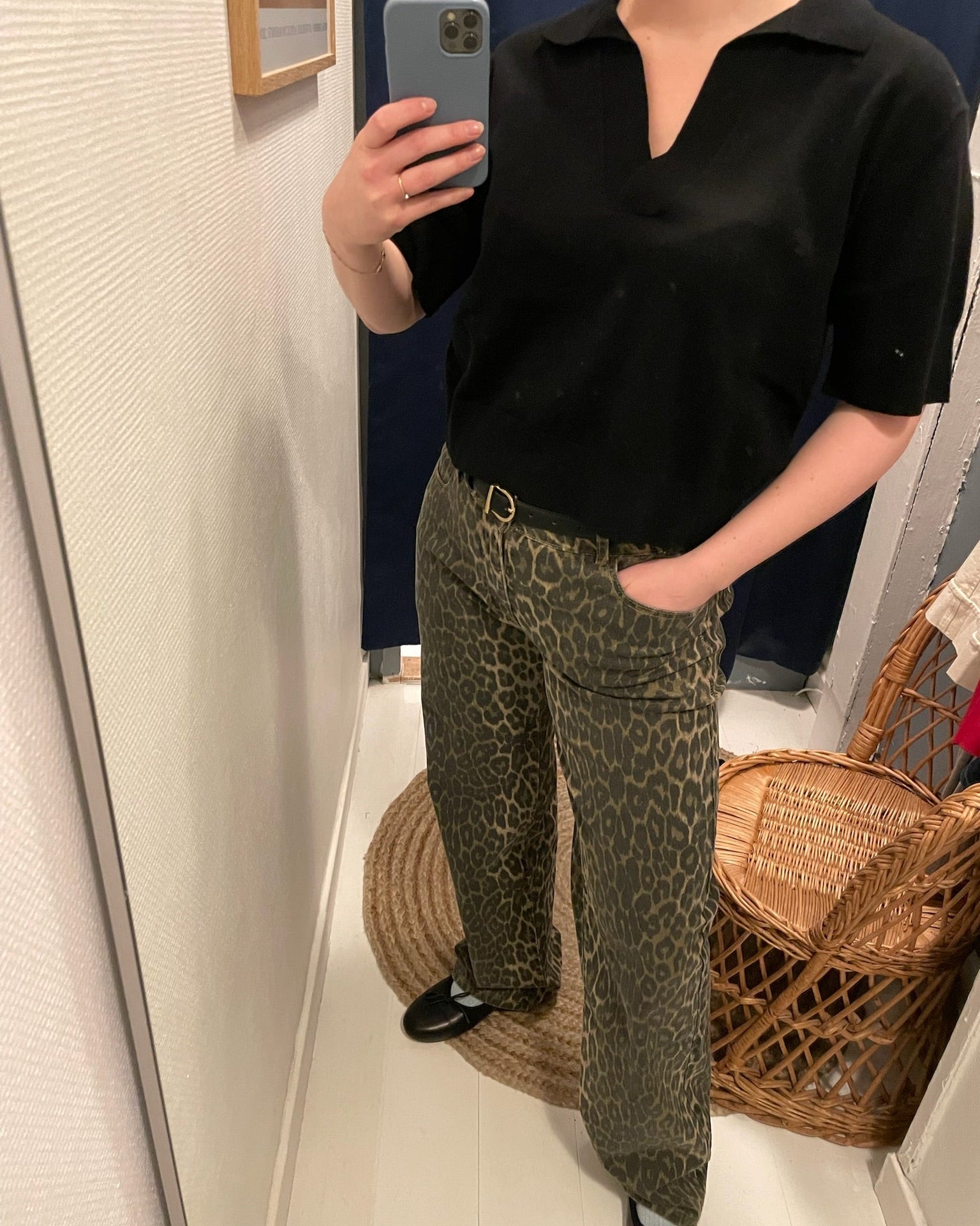 Leopardprintede bukser med relaxed fit, mid waist, lynlås- og knaplukning i stretchkvalitet.